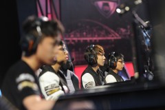 stew瞬狙三杀JDG奠定胜局，狙击枪精准射击击溃TEC防守漏洞，团队战术配合成制胜关键